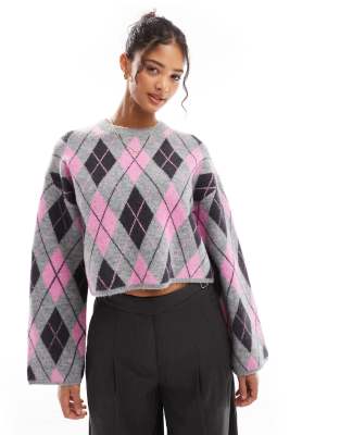 argyle round neck sweater in gray & pink