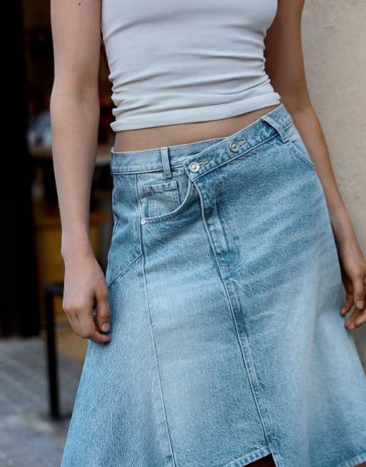 Bershka Asymmetric denim midi skirt in mid blue, 4 of 5