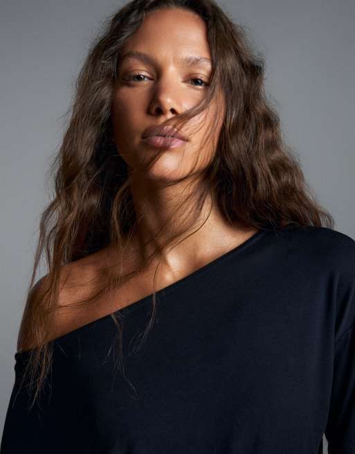 Bershka Asymmetric neck long-sleeved t-shirt in dark denim blue, 3 of 5