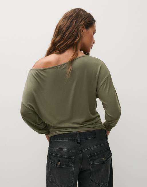 Bershka Asymmetric neck long-sleeved t-shirt in khaki, 3 of 5