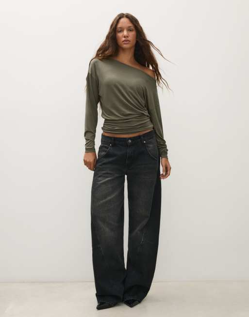 Bershka Asymmetric neck long-sleeved t-shirt in khaki, 4 of 5