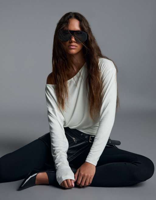 Bershka Asymmetric neck long-sleeved t-shirt in white, 2 of 5
