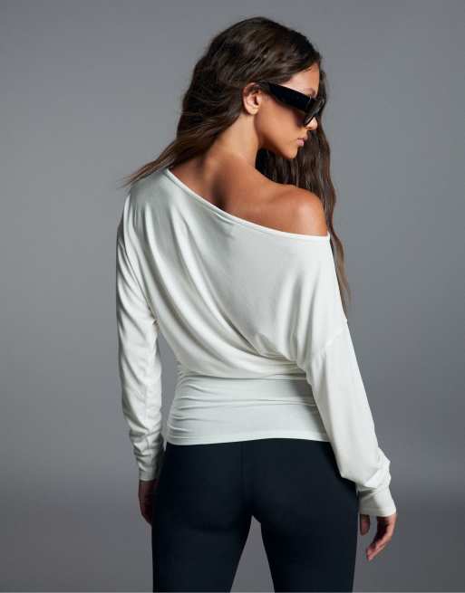 Bershka Asymmetric neck long-sleeved t-shirt in white, 3 of 5
