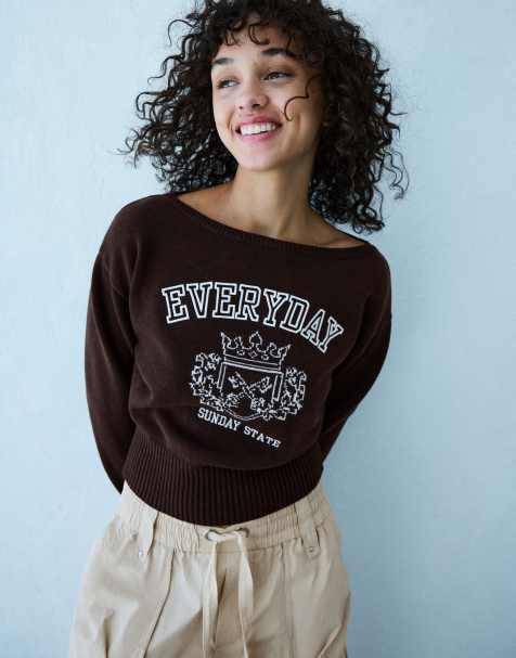 Bershka asymmetrische hals trui met print in bruin - view 1