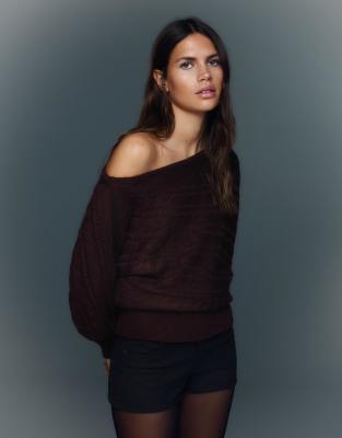 Bershka - Asymmetrischer Pullover in Braun mit Flechtdesign-Brown