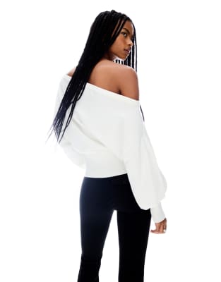 Bershka - Asymmetrischer Pullover in Ecru mit geripptem Saum-Weiß