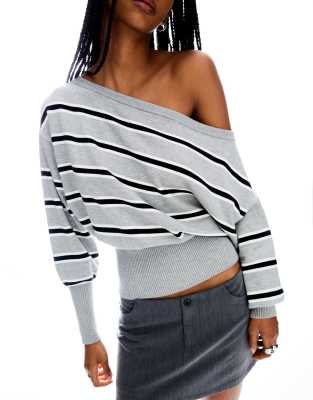 Bershka - Asymmetrischer Pullover in Hellgrau mit geripptem Saum
