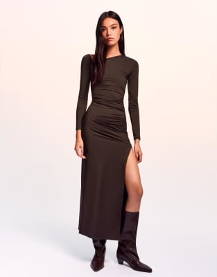 Bershka - Asymmetrisches, langärmliges Midikleid in Braun-Brown