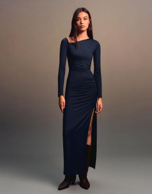 Bershka - Asymmetrisches, langärmliges Midikleid in Marineblau
