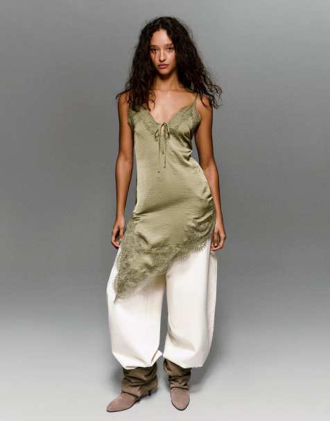 Bershka – Asymmetrisches Minikleid aus Satin in Khaki - view 1