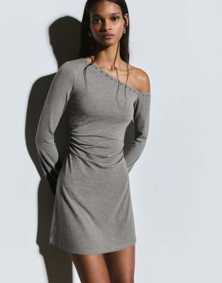 Bershka - Asymmetrisches Minikleid in Hellgrau mit Nietenbesatz
