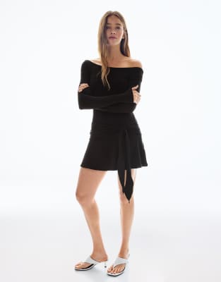 Bershka - Asymmetrisches Minikleid in Schwarz mit Rüschen und Bindedetail