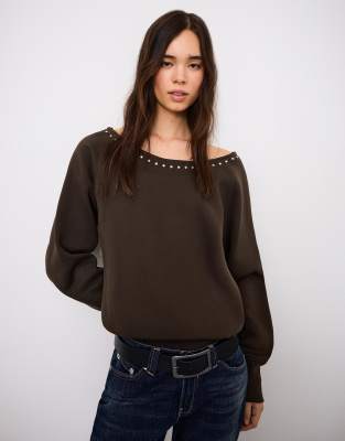 Bershka - Asymmetrisches Sweatshirt in Braun mit Nietenbesatz-Brown