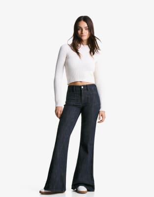 Bershka - Ausgestellte blaue Jeans mit bequemer Passform und Taschen-Marineblau