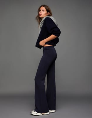 Bershka - Ausgestellte Hose in Blau mit Modal-Besatz-Marineblau