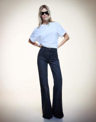 Bershka - Ausgestellte schwarze Jeans mit bequemer Passform und Taschen