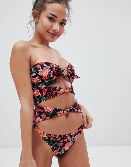 Bershka – Badeanzug mit Zierausschnitten und Tropenmuster