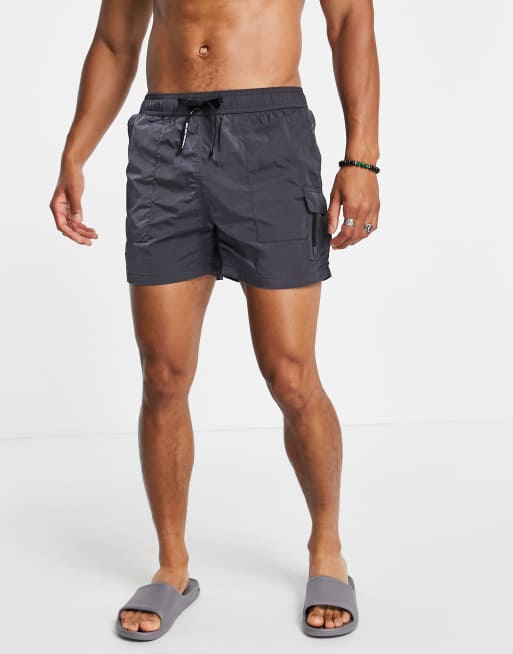 Bershka – Badeshorts in Schwarz mit Cargotaschen