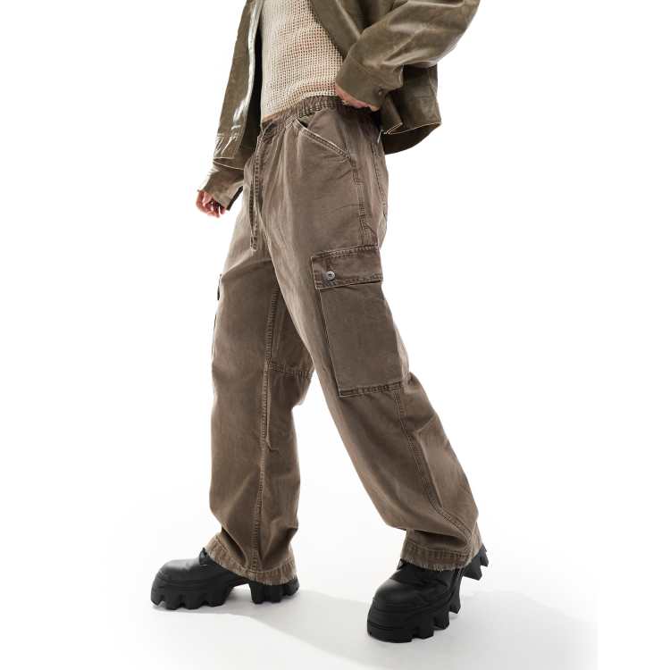 Bershka baggy cargo pants in brown | ASOS