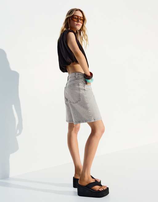 Bershka Baggy denim shorts in light grey, 2 of 5