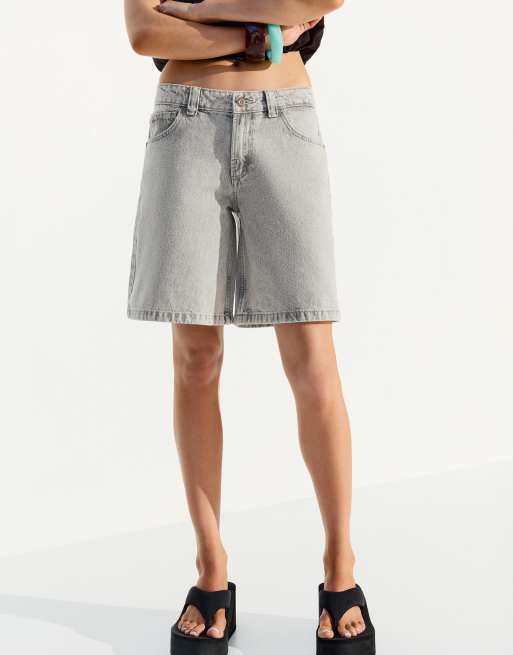 Bershka Baggy denim shorts in light grey, 3 of 5