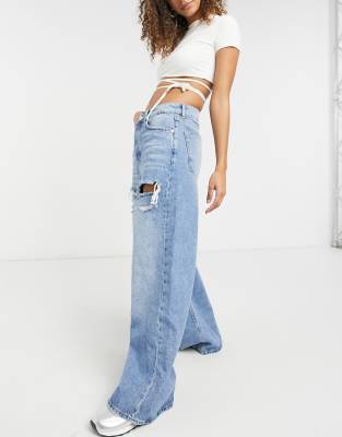 Bershka – Baggy-Jeans im Stil der 90er mit Rissen am Oberschenkel in  hellblauer Waschung | ASOS
