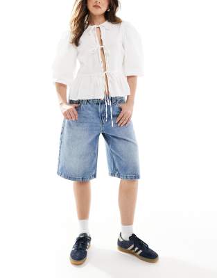 Bershka - Baggy-Jeans-Shorts in verwaschenem Blau, Longline-Schnitt