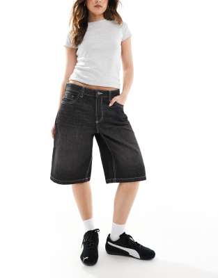 Bershka - Baggy Jeans-Shorts in verwaschenem Schwarz, Longline-Schnitt