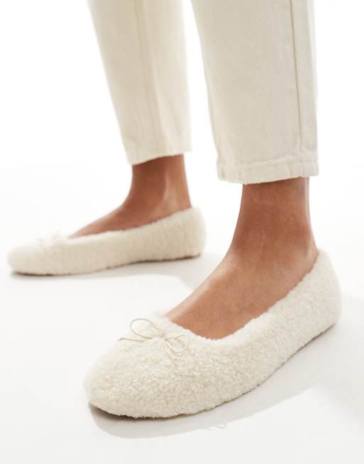 Bershka – Ballerinas aus Lammfellimitat in Weiß