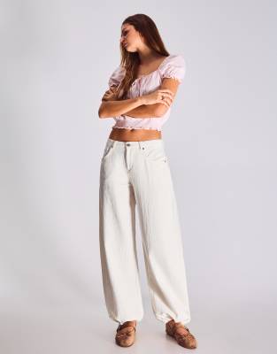 Bershka - Ballon-Jeans in Ecru mit niedrigem Bund und weitem Bein-Weiß