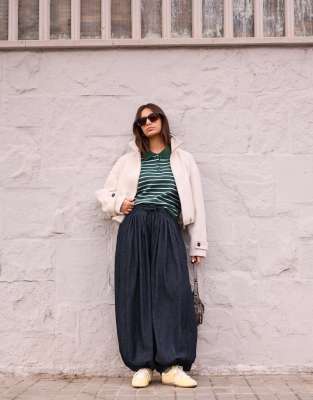 Bershka - Ballonhose in Blau mit niedrigem Bund-Marineblau