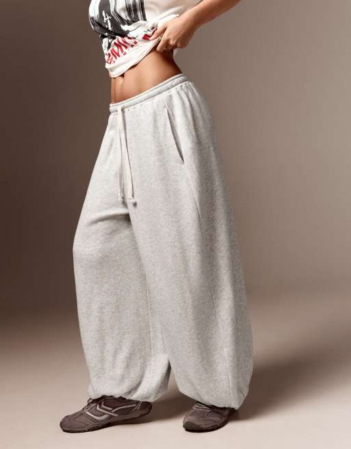Bershka Balloon fit plush trousers in light grey, 4 of 6