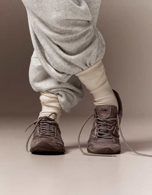Bershka Balloon fit plush trousers in light grey, 5 of 6