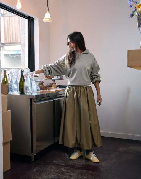 Bershka Balloon midi skirt in khaki - view 1