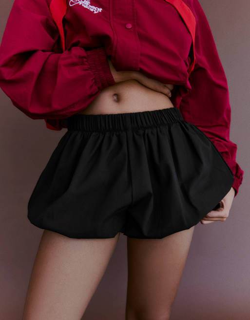 Bershka balloon mini shorts in black, 2 of 5