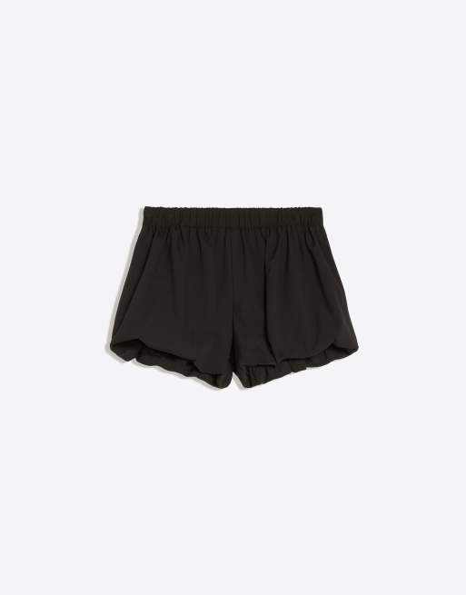 Bershka balloon mini shorts in black, 5 of 5