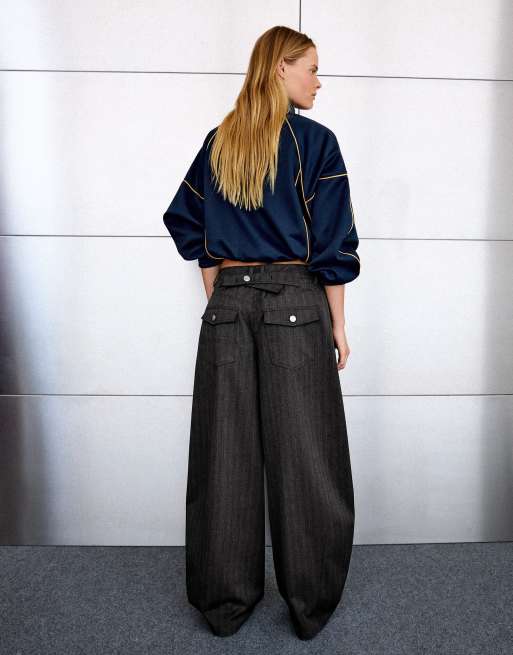 Bershka Barrel-Hose mit Schnalle hinten in Grau und Schwarz, 3 von 5