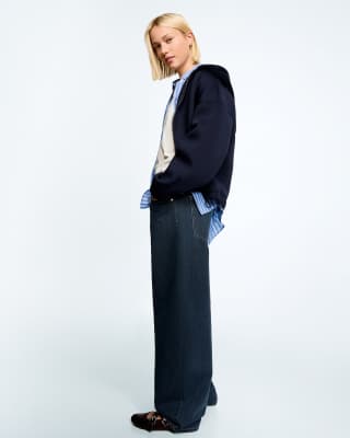 Bershka - Barrel-Jeans in Blau-Marineblau