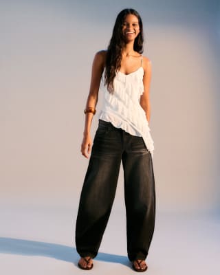 Bershka - Barrel-Jeans in Schwarz und Weiß