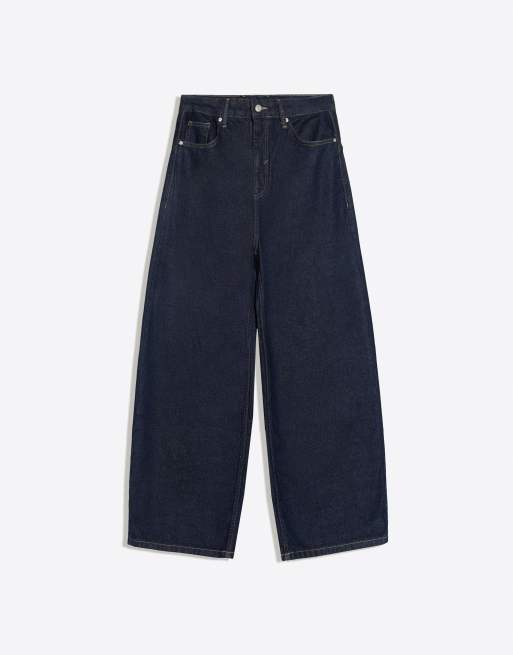 Bershka Barrel-Jeans mit Schnalle hinten in Blau, 5 von 5