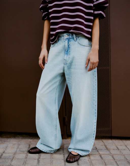 Bershka Barrel jeans with back buckle in light bue, 2 of 5