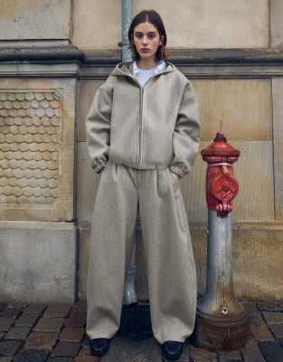 Bershka - Barrel-Leg-Hose in Beige mit Woll-Optik-Brown