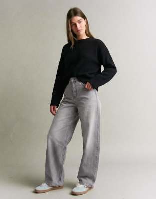 Bershka - Barrel-Leg-Jeans in Hellgrau mit hohem Bund