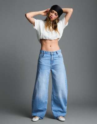 Bershka - Barrel-Leg-Jeans in Mittelblau mit hohem Bund