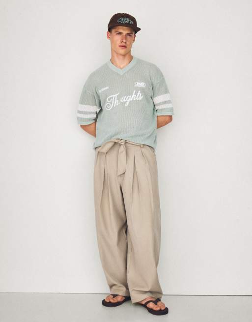 Bershka Barrel-leg trousers with darts and belt in beige, 2 of 4