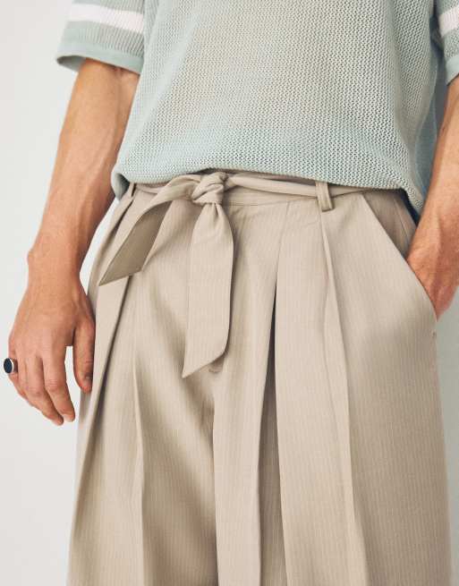 Bershka Barrel-leg trousers with darts and belt in beige, 4 of 4