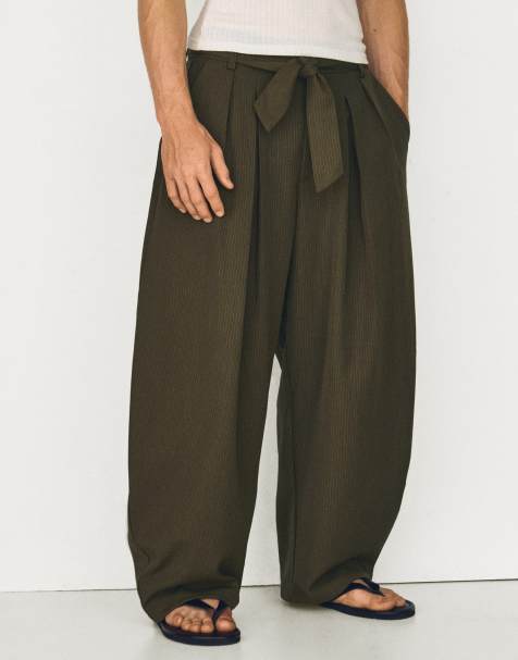 Bershka Barrel-leg trousers with darts and belt in khaki - view 1