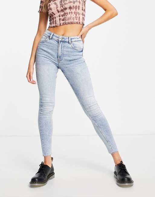 Bershka – Bawełniane dopasowane jeansy z wysokim stanem w kolorze wyblakłego błękitu – LBLUE