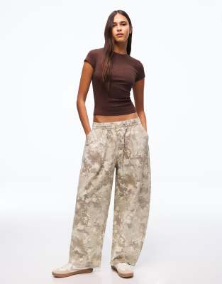 Bershka - Bedruckte Hose in Beige mit Ballonschnitt-Neutral