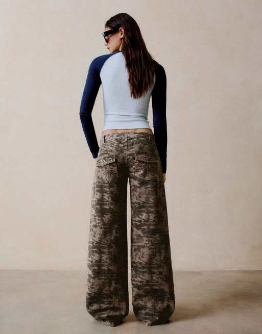 Bershka bedruckte Hose mit bestickter Tasche und Nieten in Braun, 3 von 6
